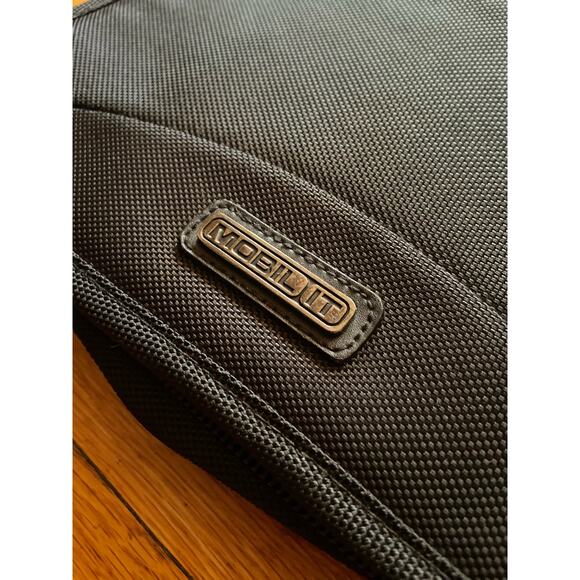 MOBIL IT Slim Black Expandable Tech Crossbody Bag sz OS - Picture 2 of 14